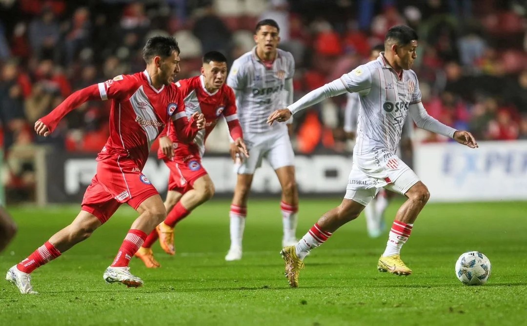 Unión cambia el esquema y busca su primer triunfo