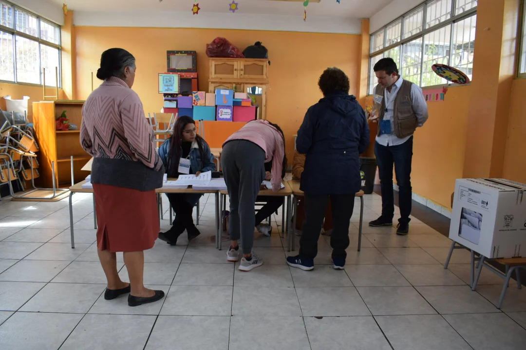 Los ecuatorianos van a las urnas para elegir presidente