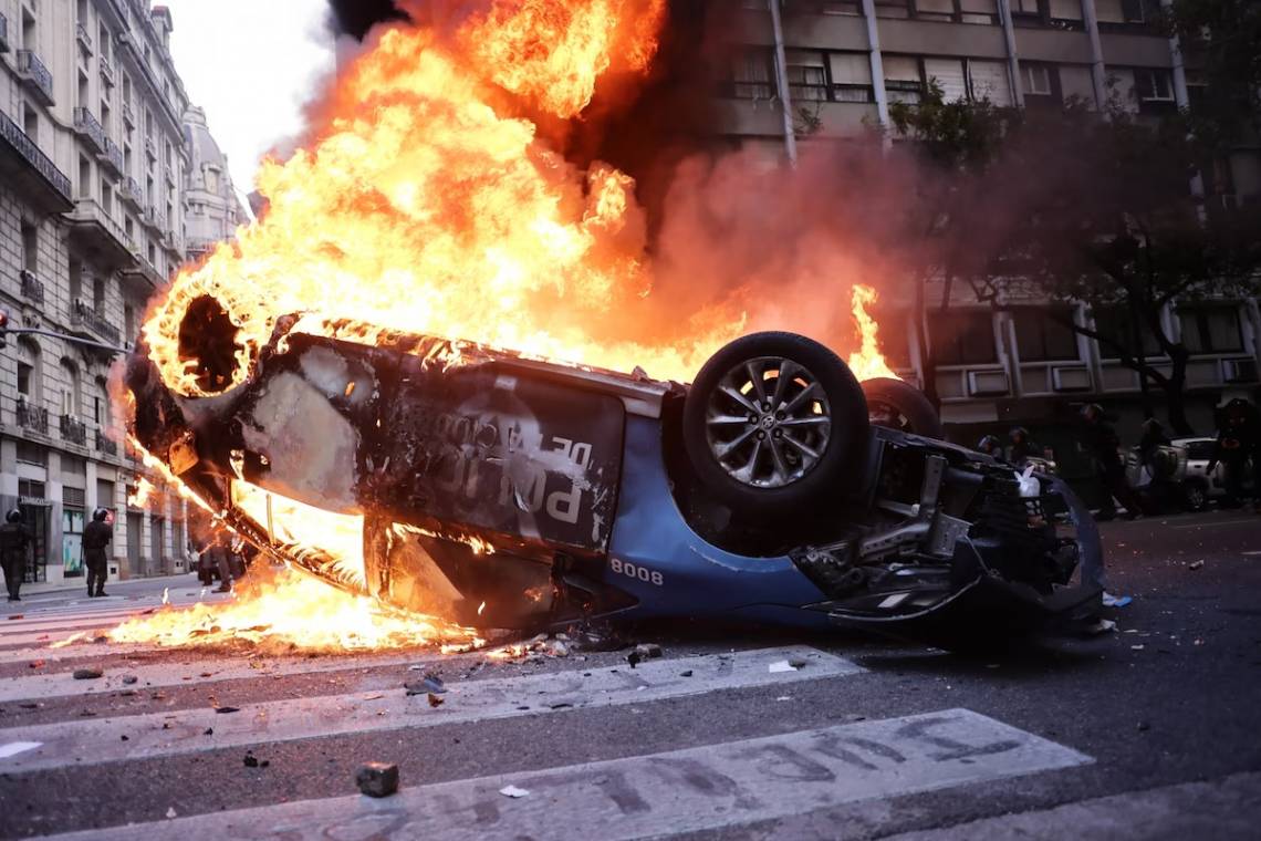 La marcha por los jubilados terminó con incidentes entre los barras y la policía, destrozos, heridos y 124 detenidos