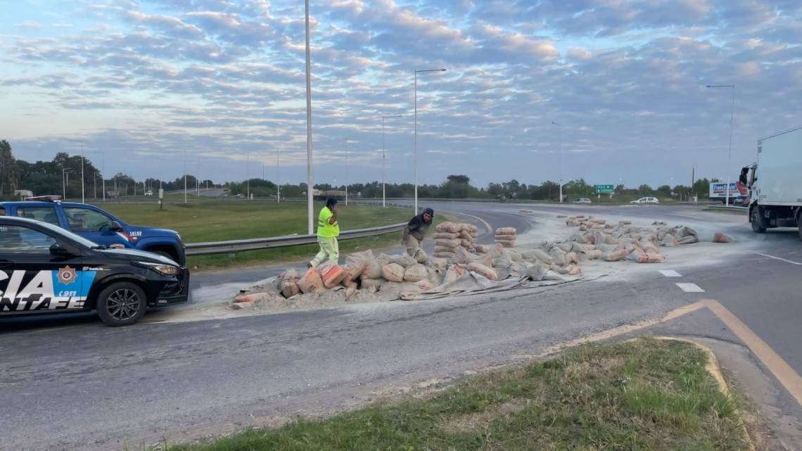 Camión perdió bolsas de cemento en la rotonda de la Autovía 19