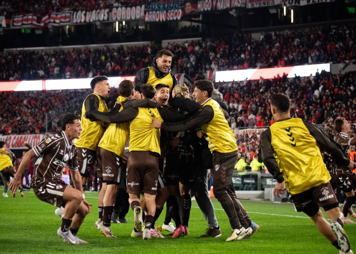 Platense eliminó a River por penales y avanzó a las semifinales del Torneo Apertura