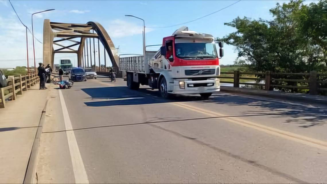 Siniestro vial en el Puente Carretero: una motociclista fue embestida por una camioneta