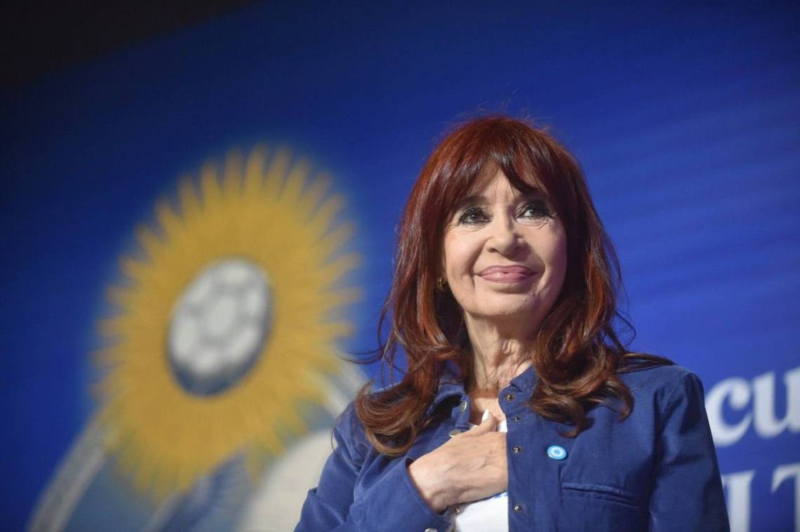 En su reaparición pública, Cristina Kirchner advirtió sobre un posible default y criticó el rumbo económico del Gobierno