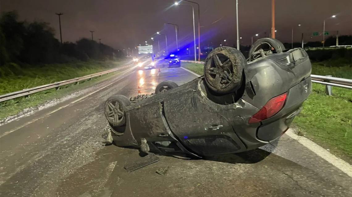 Vuelco en Circunvalación Oeste: un auto quedó atravesado en la calzada