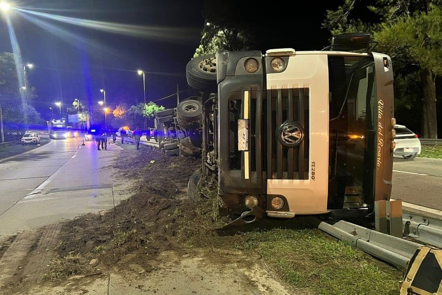 Un camión volcó frente al Museo de la Constitución y complicó el tránsito en Circunvalación