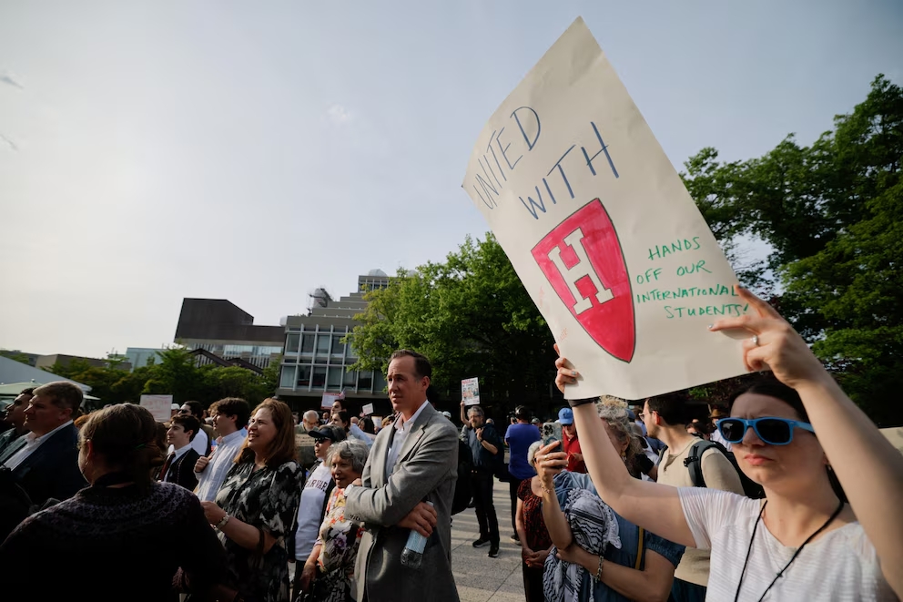 Estudiantes de Harvard protestaron contra los recortes millonarios de Trump y la amenaza de expulsión a extranjeros