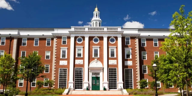 Frenan la medida que prohíbe a la Universidad de Harvard matricular estudiantes extranjeros