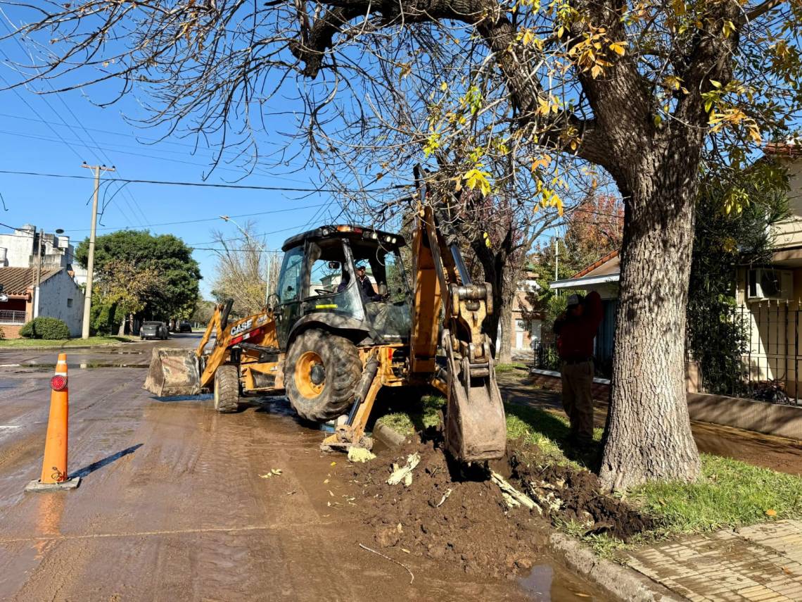 Empresa privada rompió una cañería y afecta el servicio de agua en barrios abastecidos por Cisterna Norte