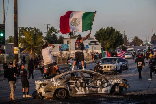 Manifestantes se enfrentaron a tropas de la Guardia Nacional en Los Ángeles