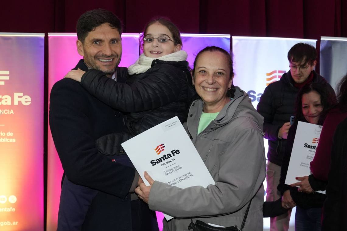 El Gobernador encabezó la entrega de más de 70 escrituras a familias de nuestra ciudad