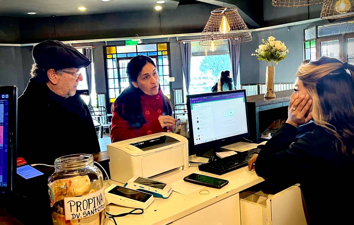 Quique Maillier y Soledad Santa Cruz, en la recorrida con comercios. 