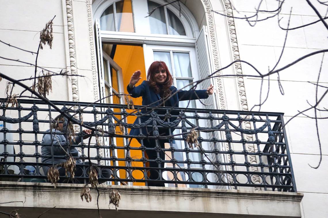 Cristina salió nuevamente al balcón y cantó con su gente: 
