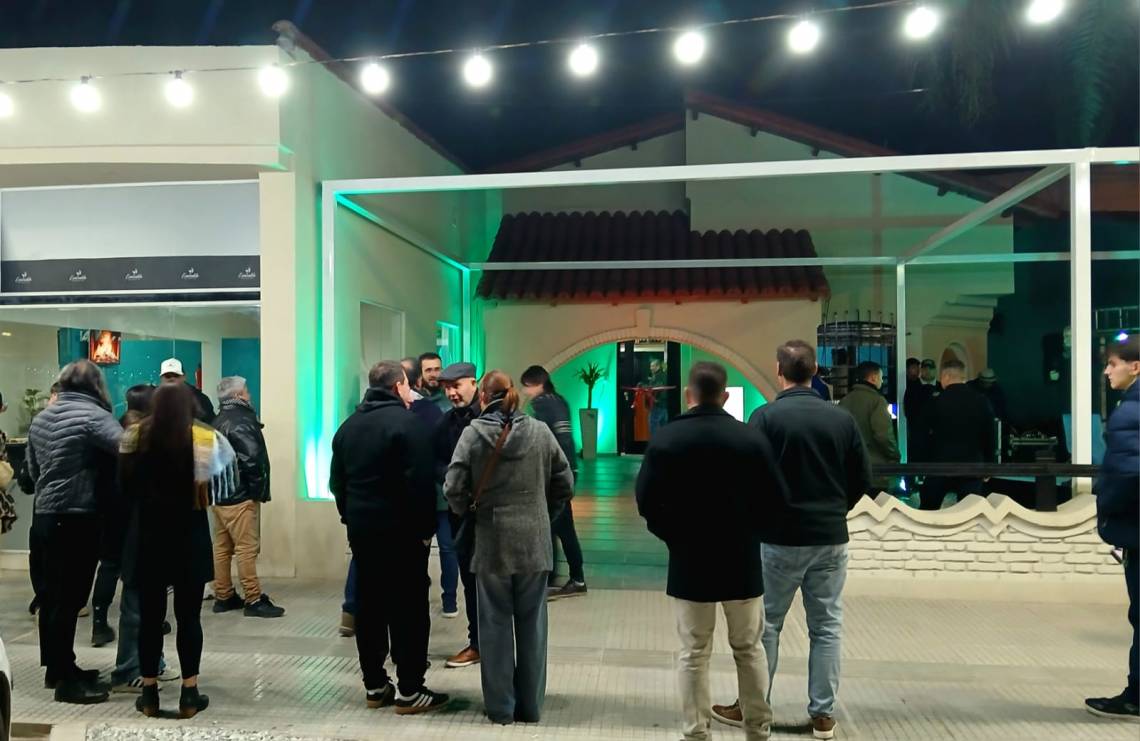 Abrió “Esmeralda”: café, bar y restó en pleno centro de la ciudad