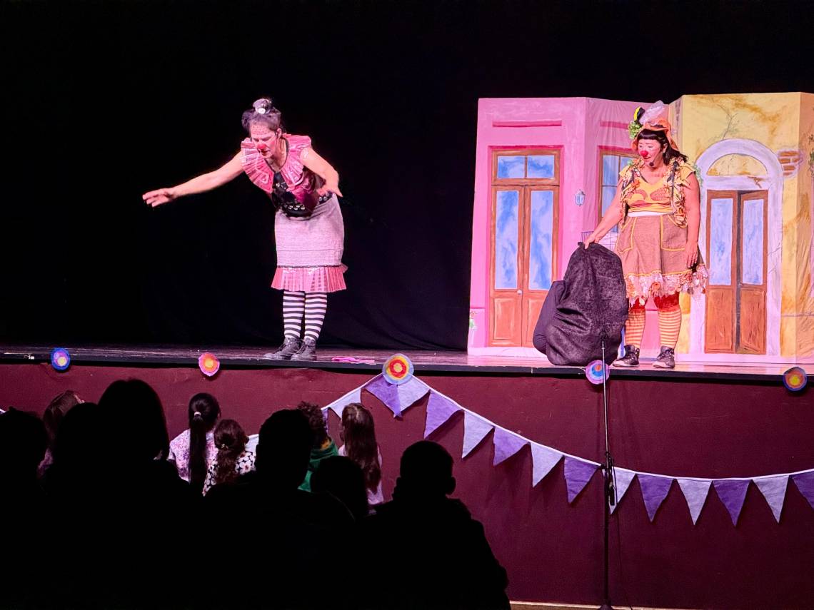 Las Guardianas del Planeta llenaron de magia y conciencia el escenario del Centro Cultural. (Foto: MST)