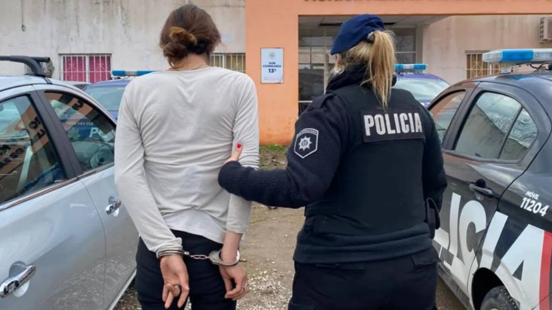 Una joven de 18 años fue aprehendida tras hallar en su casa elementos denunciados como robados