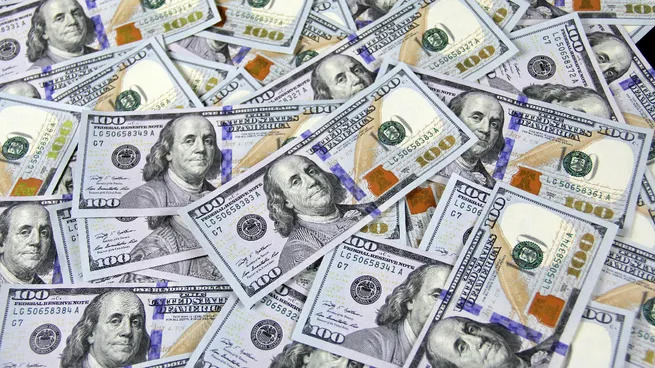 El dólar oficial retrocedió y se aleja del techo de la banda cambiaria