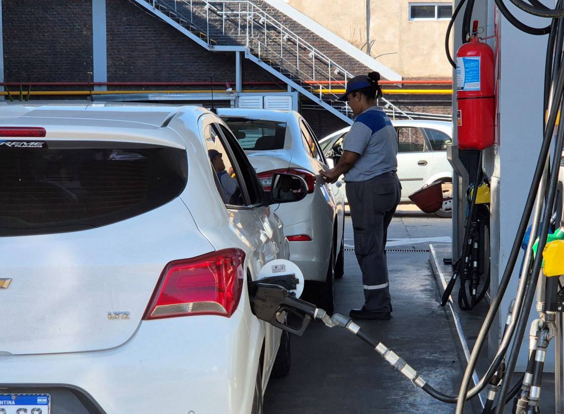 A menos de tres días del último aumento, YPF volvió a subir los precios de los combustibles