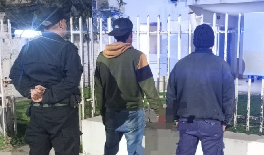 El Comando Radioeléctrico detuvo a dos sospechosos de merodear casas en la madrugada