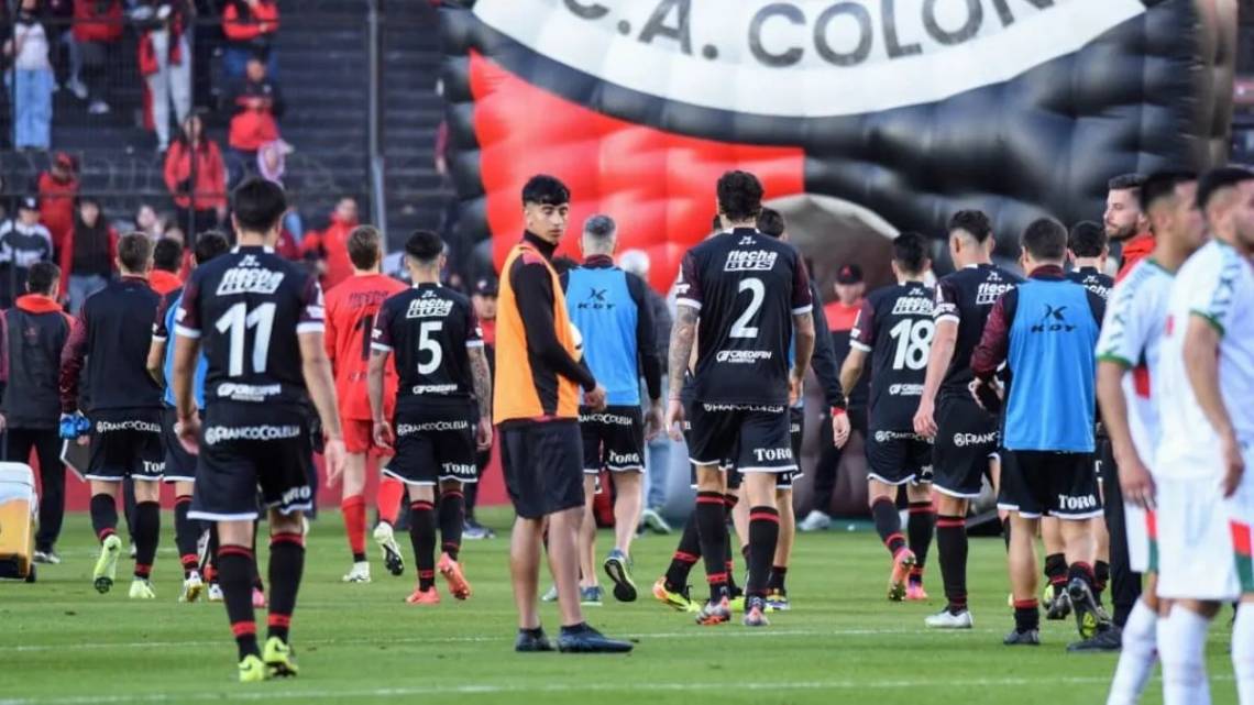 En medio de su crisis, Colón cayó como local ante Agropecuario