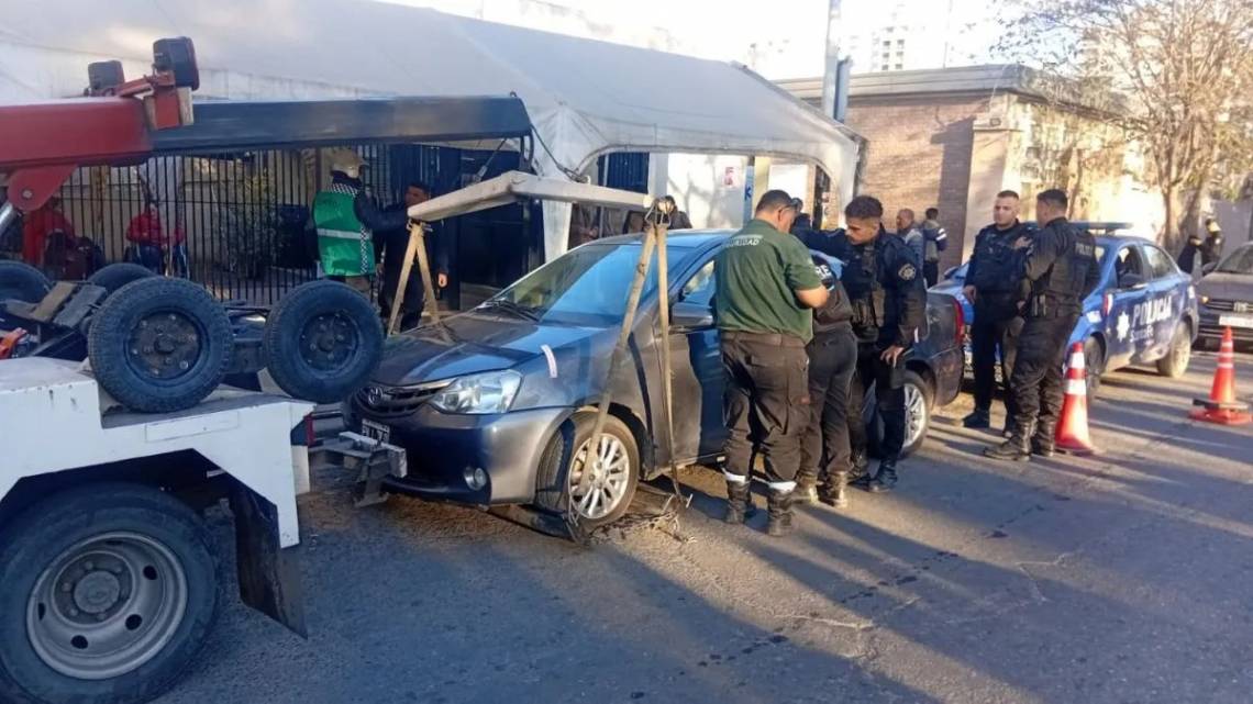 Santa Fe: un conductor de 81 años permaneció en su auto mientras lo subían a una grúa
