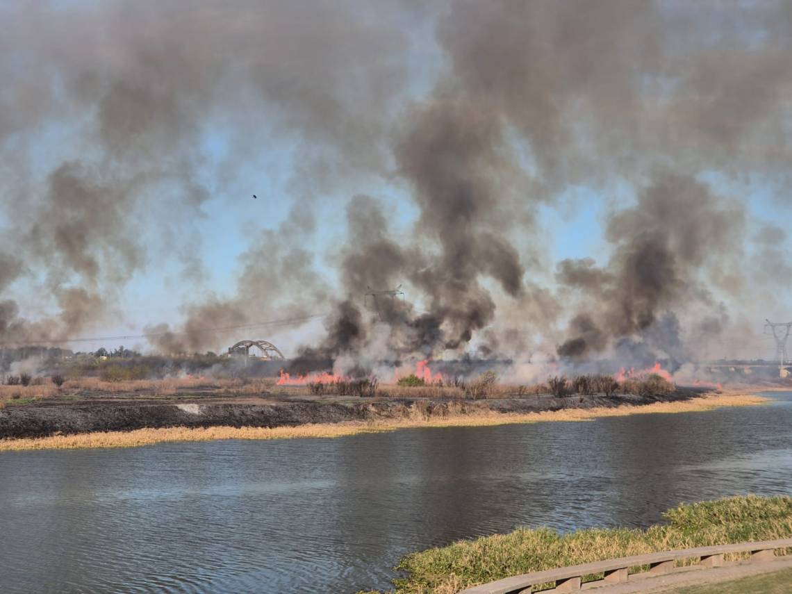 Un enorme incendio arrasó con la vegetación en las islas del Salado, frente a la costanera