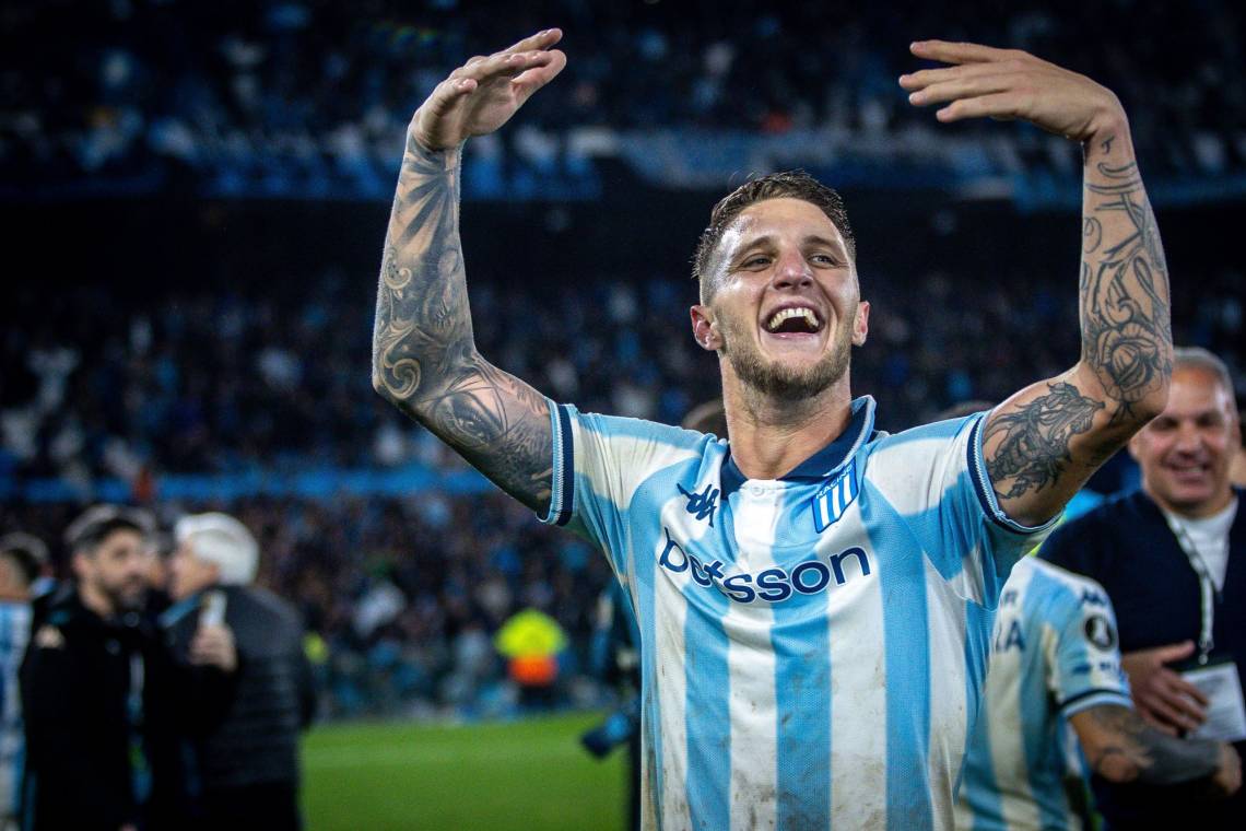 Racing lo dio vuelta sobre la hora y se metió en cuartos de la Libertadores