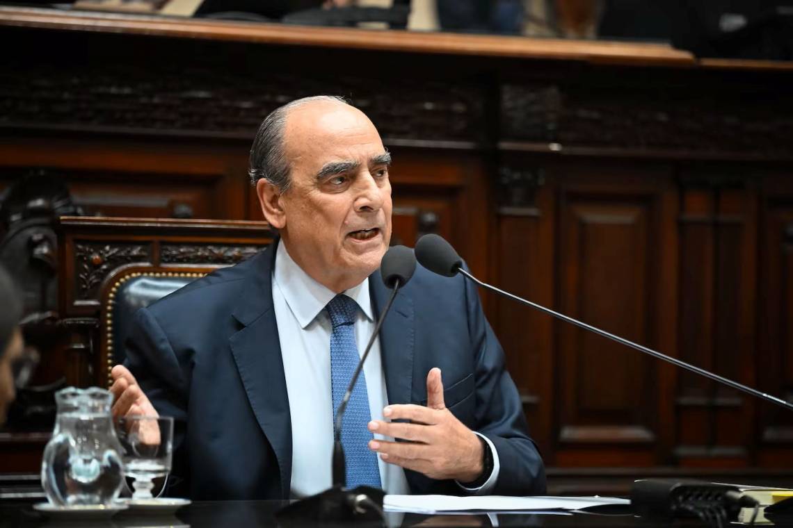 Francos expone en Diputados bajo presión por los escándalos que afectan al Gobierno