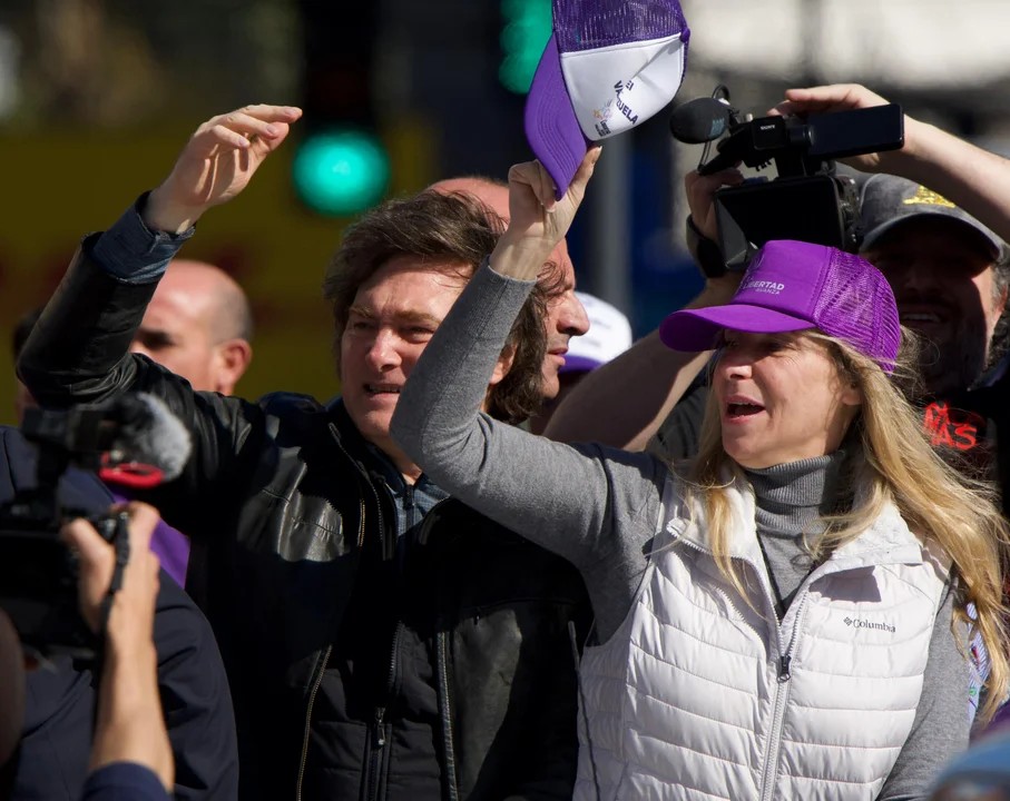 Piedrazos a la caravana de Milei en Lomas de Zamora: evacuaron al Presidente y hay dos detenidos