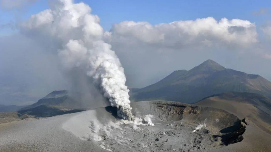 Un volcán en el suroeste de Japón entró en erupción