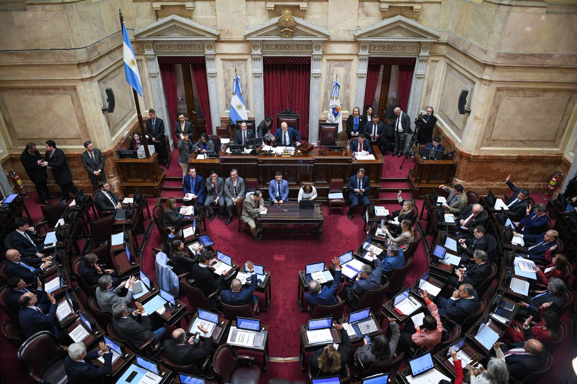 El Senado votó cambios al régimen de DNU y abrió un nuevo frente de tensión con el Gobierno