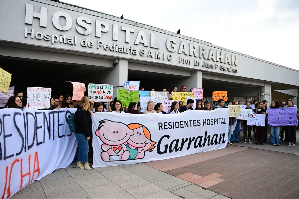 El Hospital Garrahan anunció un aumento salarial del 61% para empleados, residentes y becarios