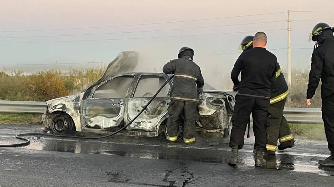 Susto en la autopista: un vehículo se incendió por completo y hubo demoras en el tránsito