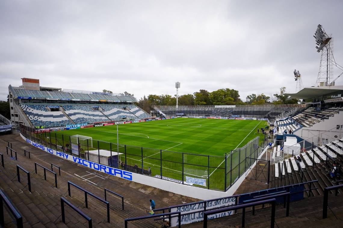 Unión va por un triunfo clave en La Plata para mantenerse arriba