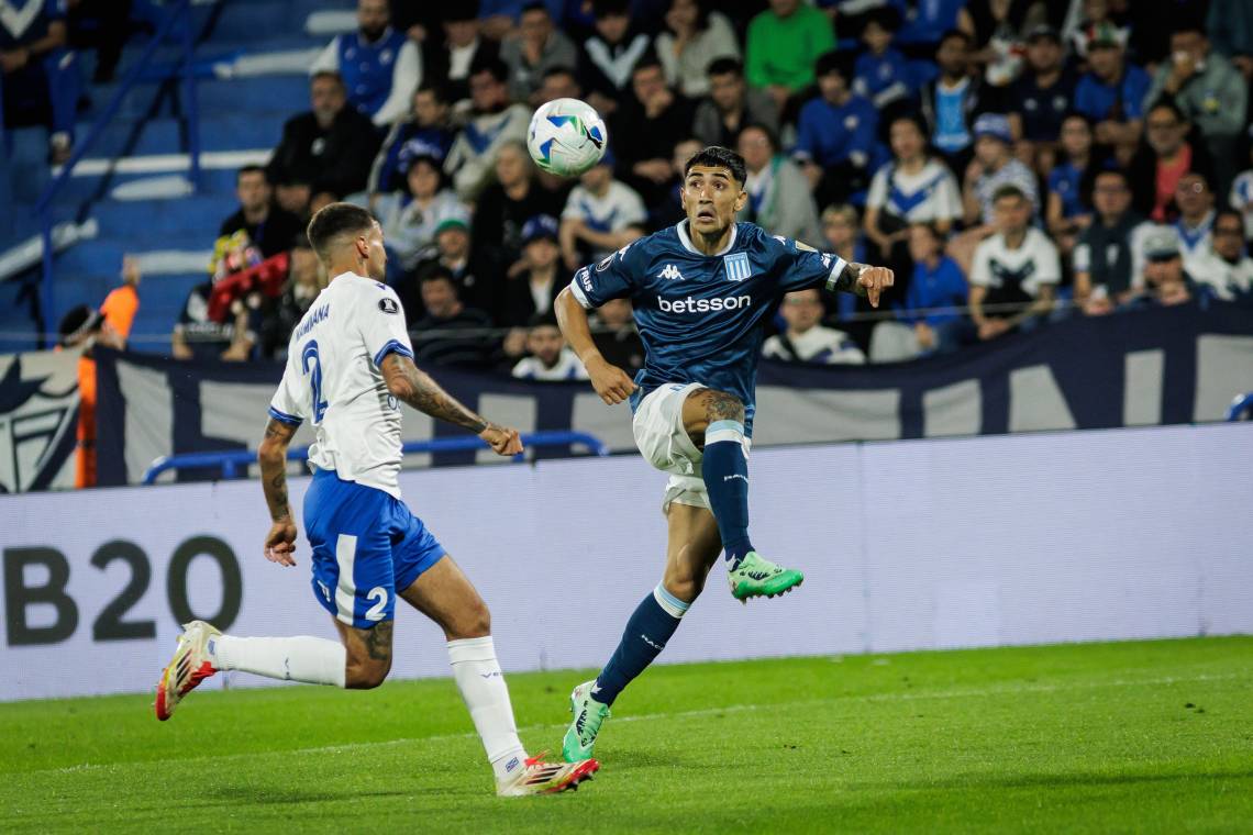 Copa Libertadores:  Racing ganó 1-0 en la ida y definirá la serie ante Vélez en el Cilindro