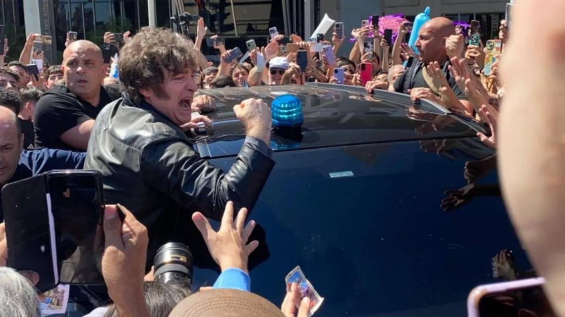 Milei cambió sus planes en Santa Fe: canceló recorrida por la Peatonal, saludó militantes en el hotel y se fue