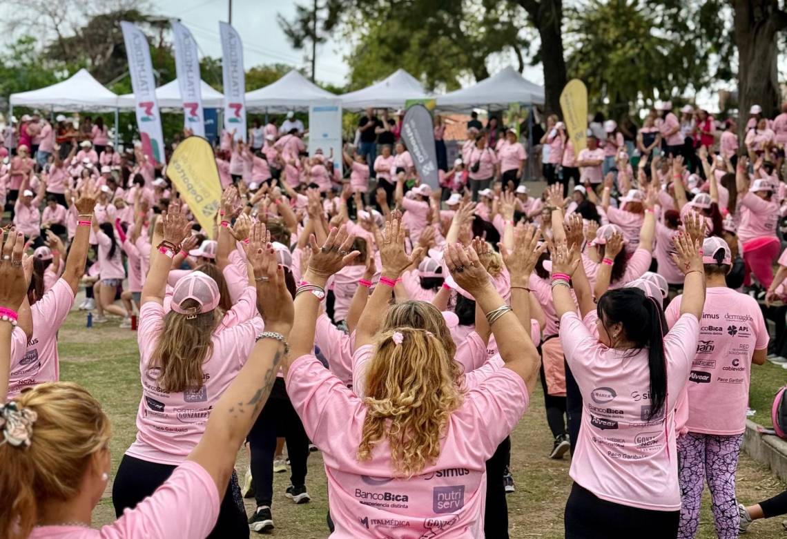 La ciudad se tiñó de rosa en una nueva edición de la caminata por la prevención del cáncer de mama