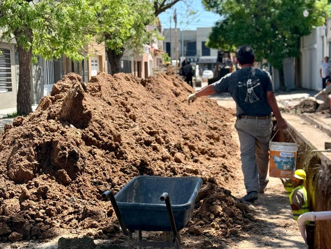 Comenzaron obras de reconstrucción de la colectora cloacal en en calle Salta