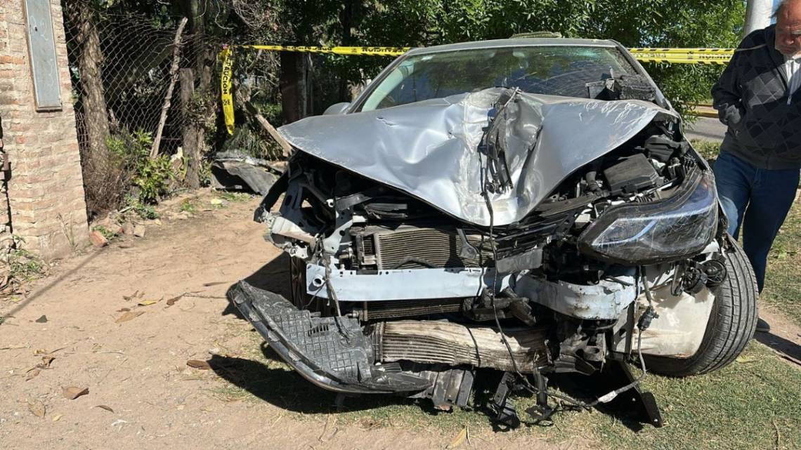 Un auto perdió el control en la Autovía 19 y chocó contra un poste en nuestra ciudad