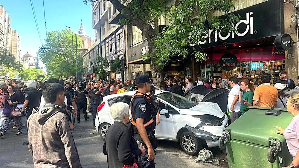 Un auto atropelló a varios peatones en pleno centro de Córdoba