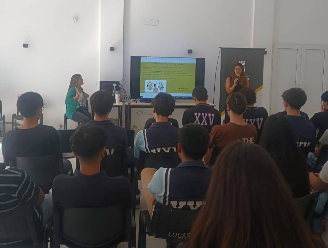 Charla sobre redes sociales, salud mental y alimentación convocó a estudiantes secundarios en la Vieja Usina