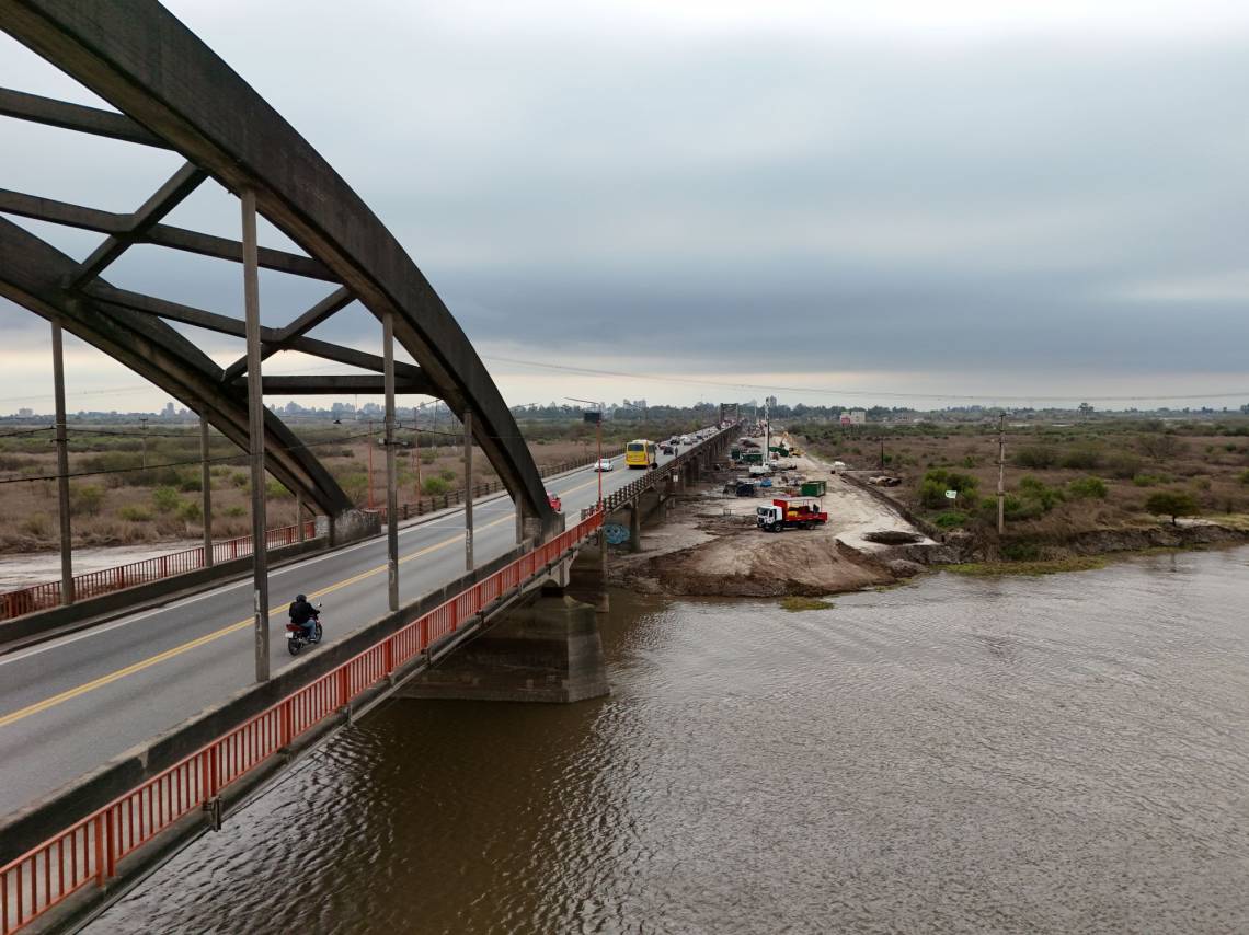 Nuevo puente: construirán un terraplén temporal sobre el Salado y llega un lanzavigas desde China