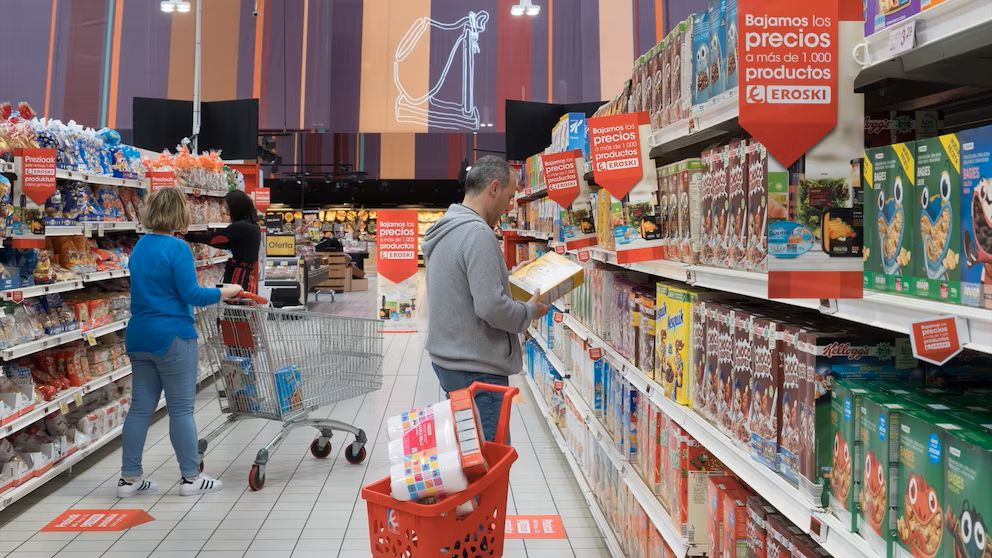 Cada vez más familias se endeudan para hacer las compras en el supermercado, según la UBA