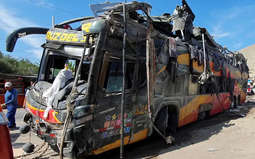 Tragedia en Perú: al menos 37 muertos tras la caída de un autobús a un precipicio