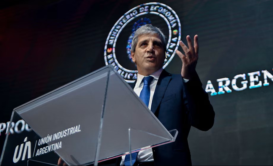 Caputo habló ante los empresarios de la UIA: “En la mayoría de los países el dólar no flota libremente, no nos agrandemos”