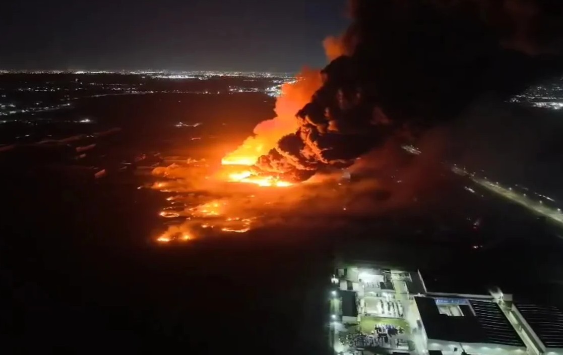 Explosión en parque industrial de Ezeiza: más de diez fábricas afectadas y una densa nube de humo