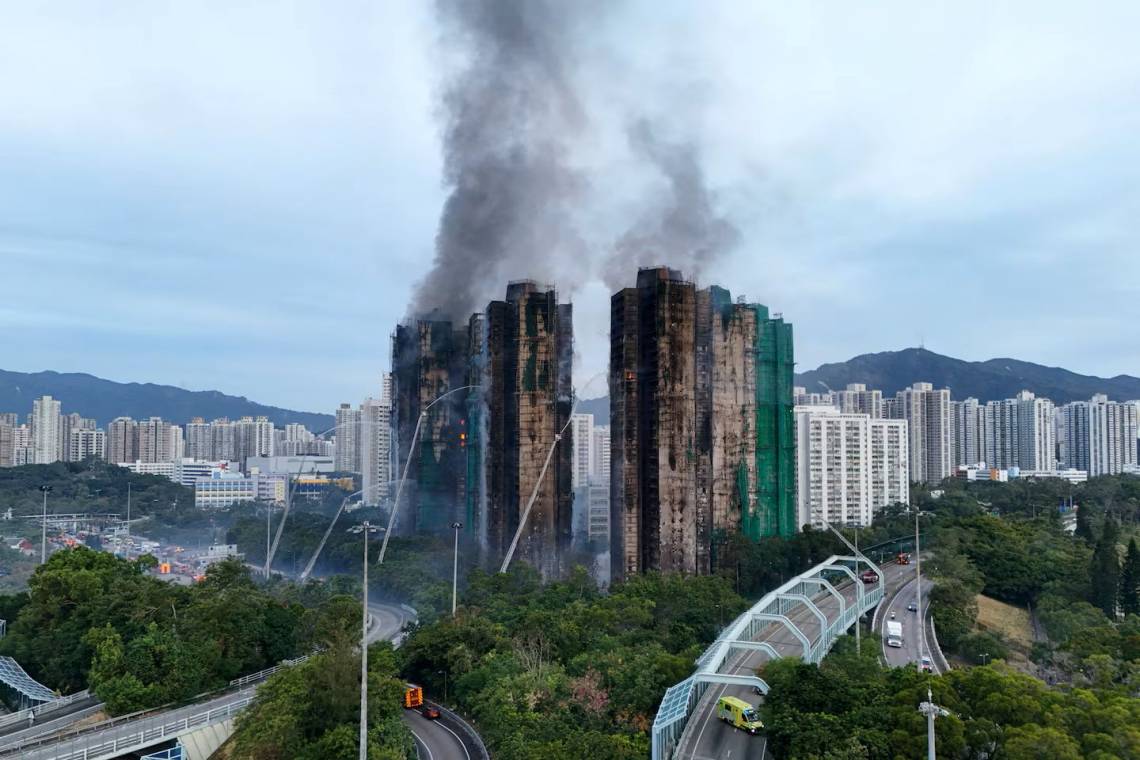 Hong Kong sufre el peor incendio en 70 años: ascienden a 75 los muertos y hay 250 personas desaparecidas