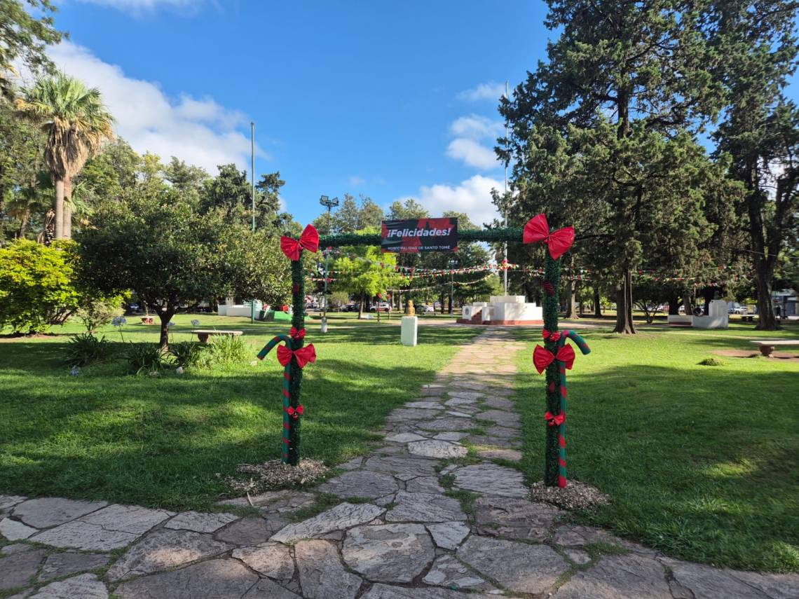 Se enciende la Navidad en la Plaza Libertad y comienza el recorrido de Papá Noel