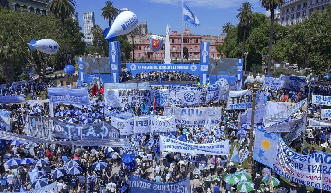 La CGT y miles de manifestantes colmaron Plaza de Mayo contra la reforma laboral