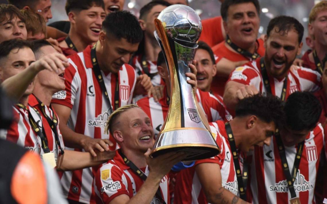 Estudiantes se quedó con el Trofeo de Campeones con un agónico doblete de Lucas Alario