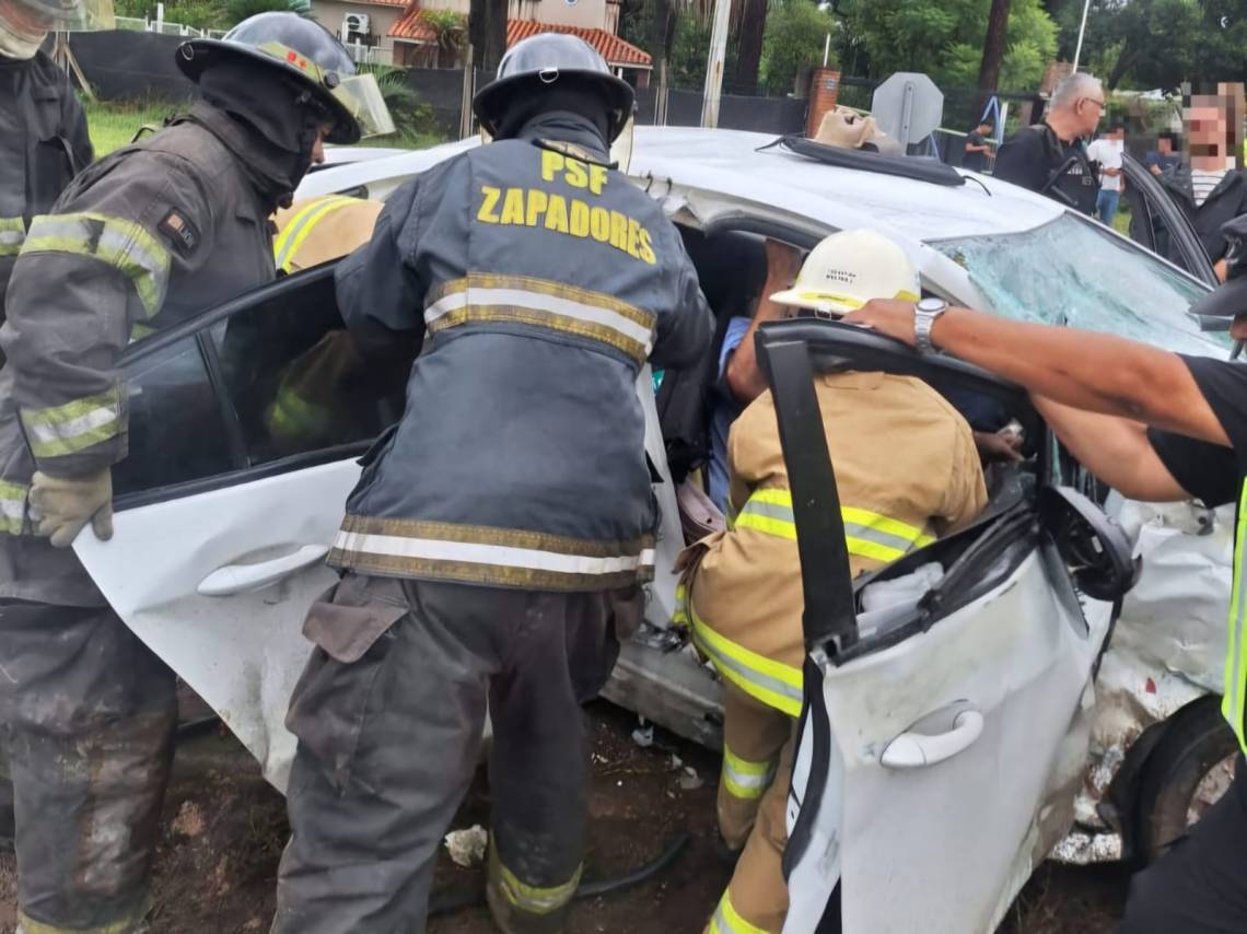 Bomberos zapadores de nuestra ciudad rescataron a dos hombres atrapados tras un choque en la Ruta 19